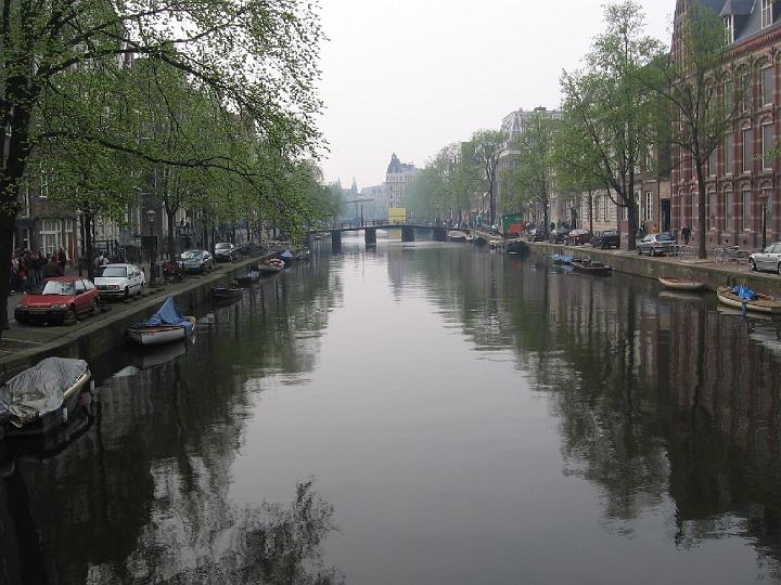 Amsterdam 33.jpg - Um diesen Vorgang zu erleichtern, befinden sich an den Giebeln vieler historischer Gebäude vorstehende Balken, an denen sich Flaschenzüge anbringen lassen.
